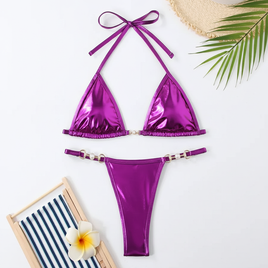 Ensemble bikini bralette 2 pièces uni — flat lay fond blanc tropical
